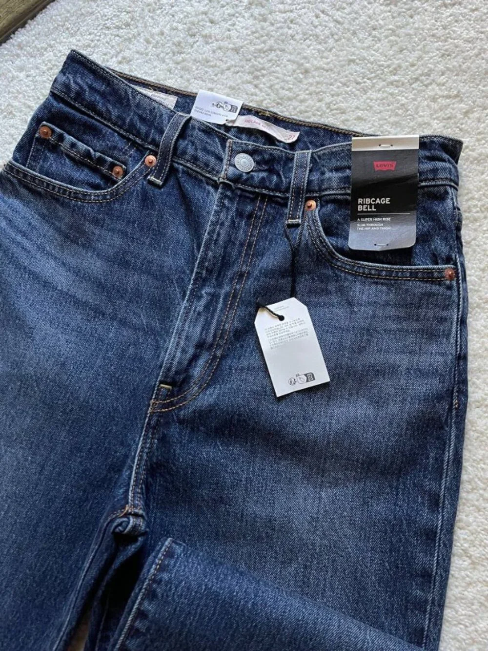 NWT Levi’s Premium Ribcage Bell High Rise Women’s Jeans Size 27/30 - Picture 3 of 13